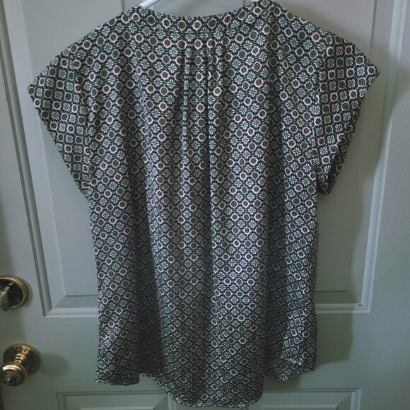 Liz Claiborne Red, White, & Blue Geometric Print Top Petite Medium - Picture 4 of 4